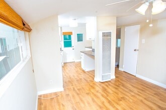 Building Photo - 915 E Balboa Blvd