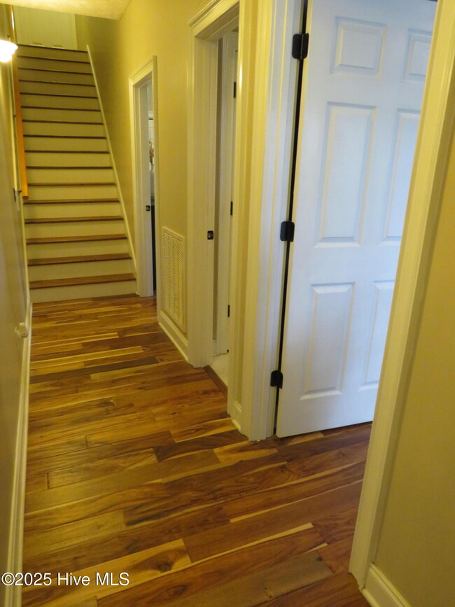 Building Photo - 10 Winding Trail