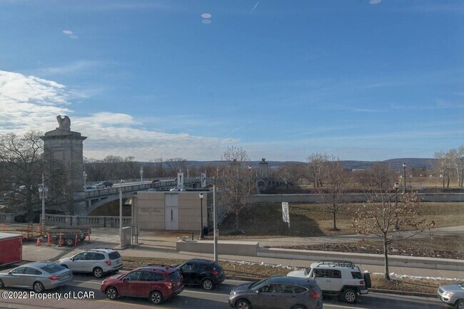 Building Photo - 19 N River St