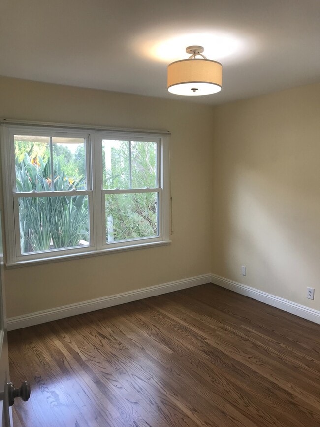 Building Photo - 1206 Drown Ave