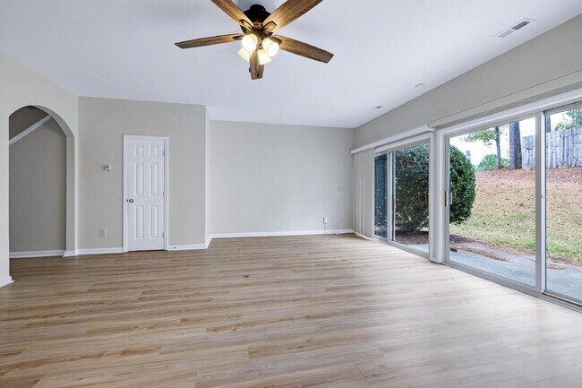 Building Photo - 812 Walnut Woods Dr