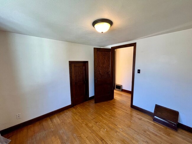 Building Photo - Large 3 Bed 2 Bath Single Family Home in M...