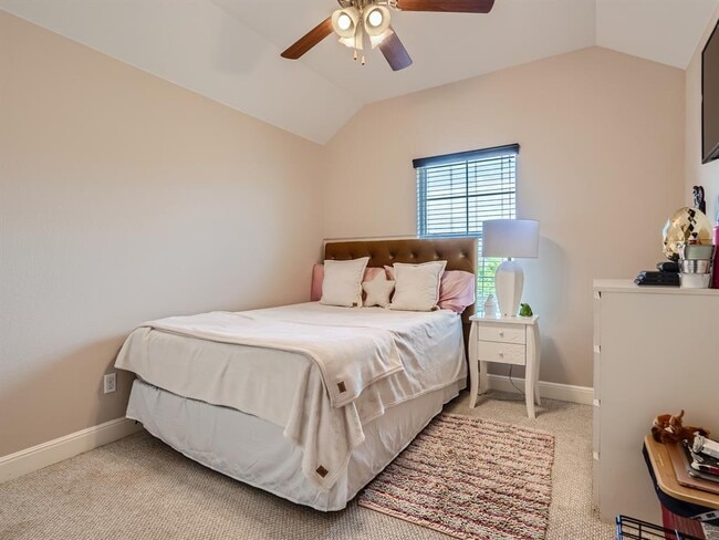 Building Photo - 2601 Sixpence Ln