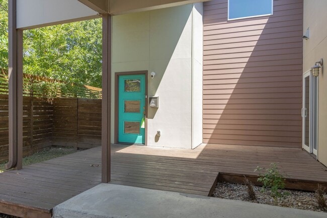 Building Photo - 1702 Forest Hill Dr