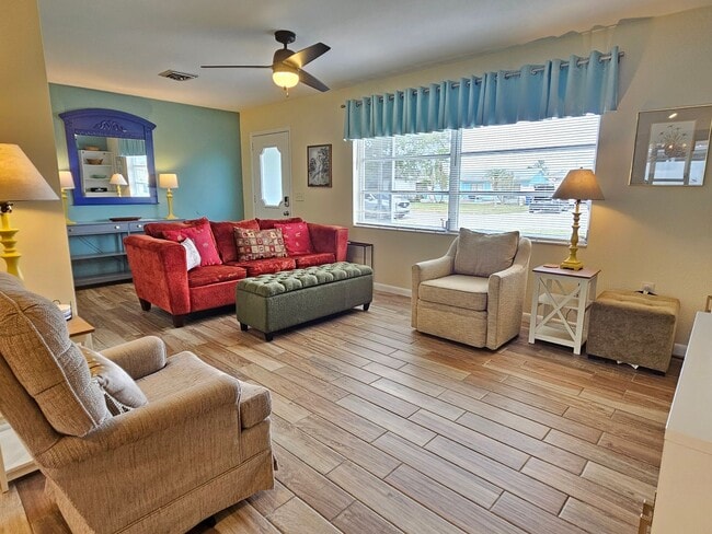 Building Photo - Seasonal Short-Term Pet Friendly 3 Bedroom 2 Bathroom Home in Venice East!