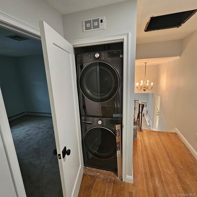 Building Photo - 121 Henry St