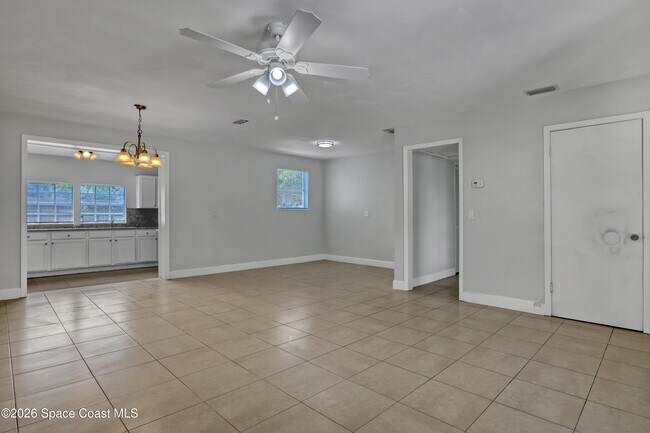 Building Photo - 807 Hillsdale Dr