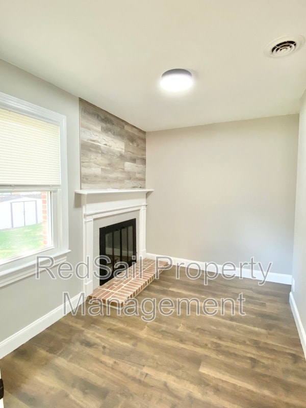 Building Photo - 10 Westlawn Dr