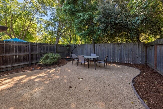 Building Photo - 2 bed 1 bath home w/ garage and yard, biking distance to UC Davis campus and downtown