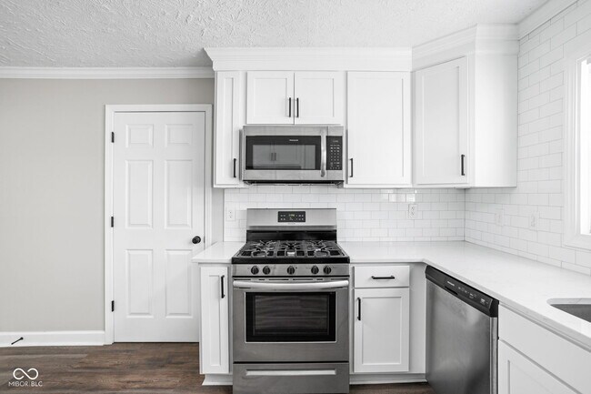 Building Photo - 413 E Caven St