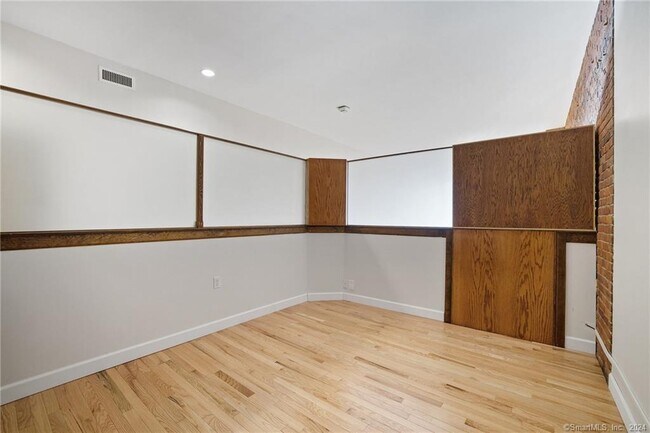 Building Photo - 1 Linden Pl