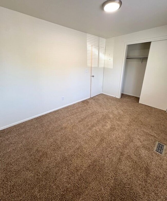 Building Photo - 2 Bedroom Apartment in Holladay!