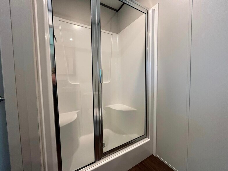 Building Photo - 106 E Semands St