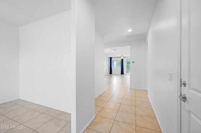 Building Photo - 2543 W Arroyo Way