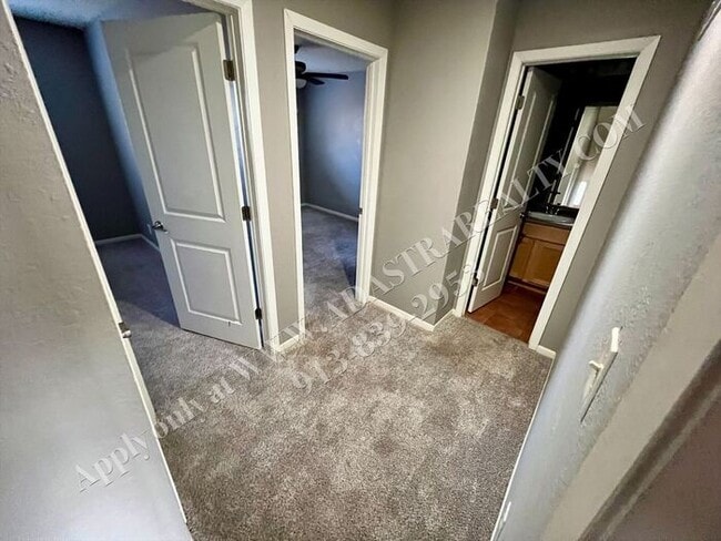 Building Photo - Beautiful Remodeled South KCMO Townhome-Available NOW!!