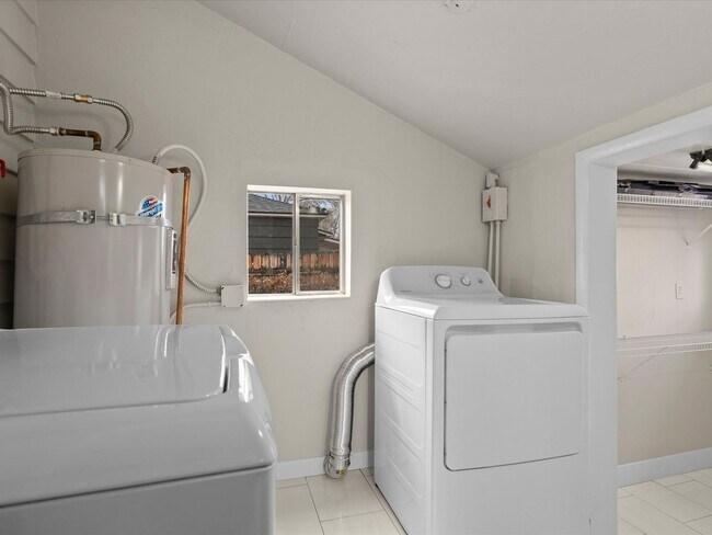 Building Photo - Remodeled Midtown Bungalow