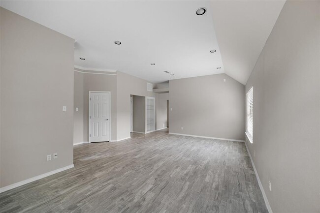 Building Photo - 9847 Willow Crossing Dr