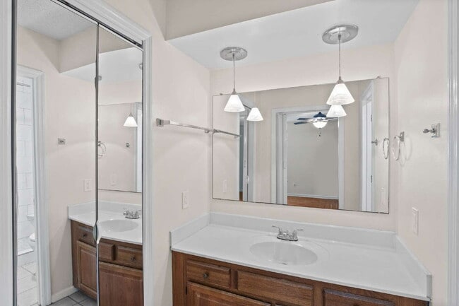 Building Photo - Spacious 4-Bedroom Home in a Prime Locatio...
