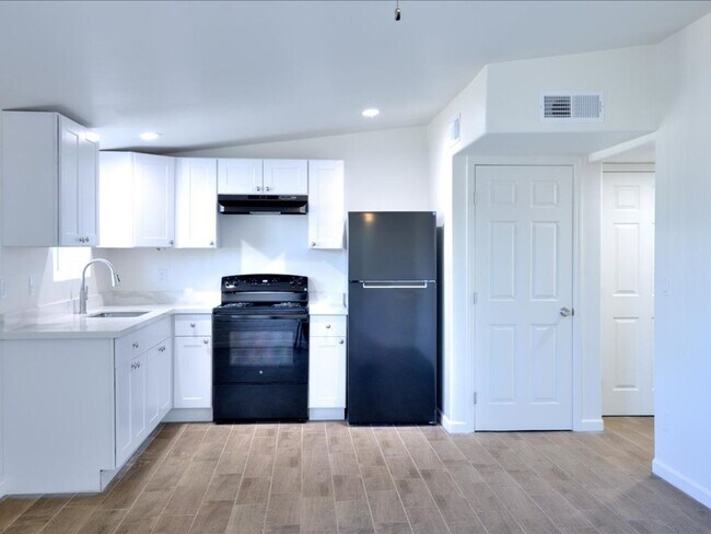 Building Photo - Beautifully Updated 1 Bedroom Home – Ready...