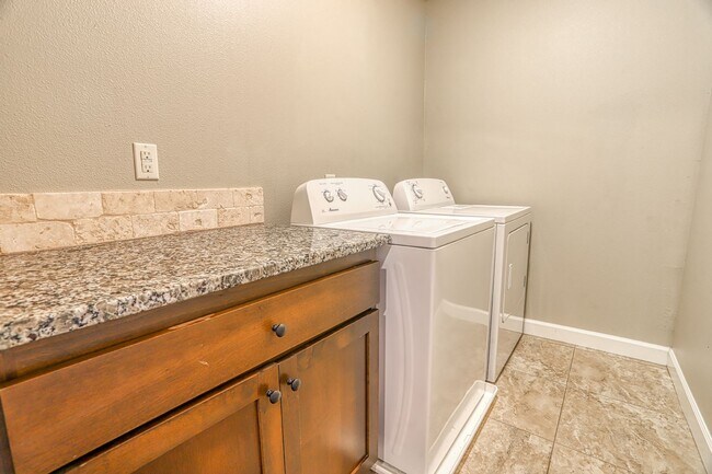 Building Photo - Centrally Located 4 Bedroom Townhome with Attached Garage & AC