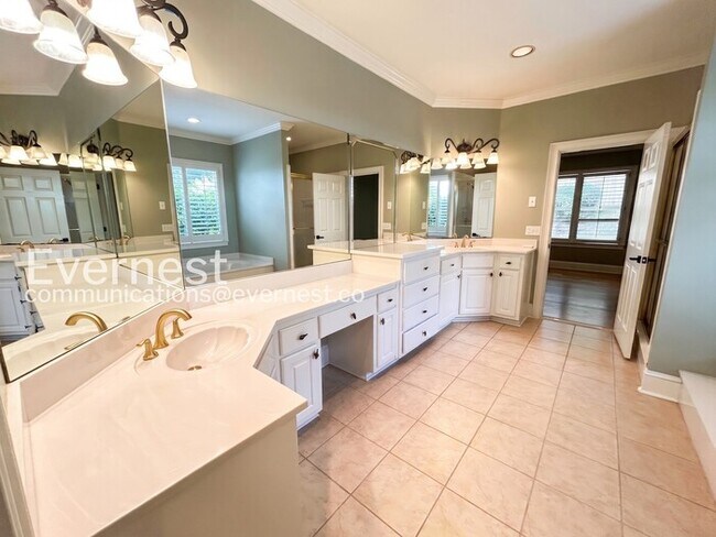Building Photo - 5 Bed/3.5 Bath Home with Garage /Available Now!