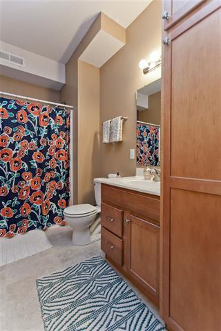 Building Photo - $1,250 | 2 Bedroom, 2 Bathroom Apartment | Cat Friendly* | Sublease* | Available for January 10th...