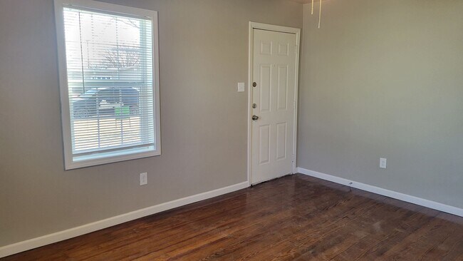 Building Photo - SLATON CHARMER! Totally Remodeled!! Availa...