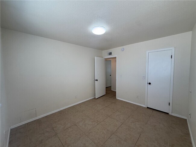 Building Photo - 2737 Lillie Ave