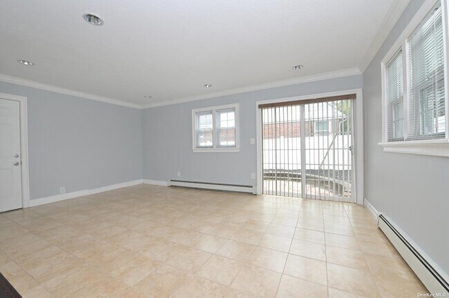 Building Photo - 1656 Putney Rd