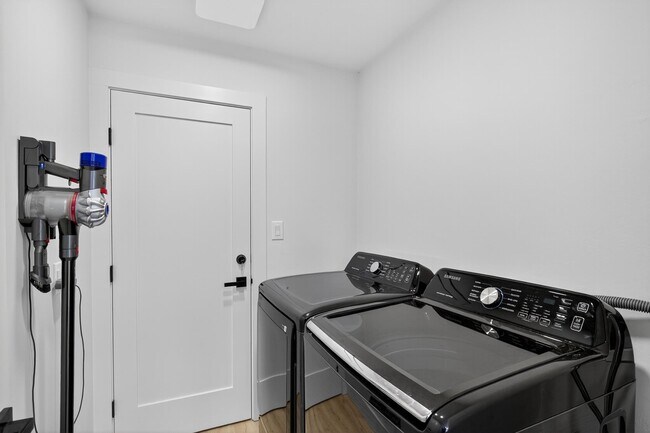 Building Photo - 820 Broken Arrow