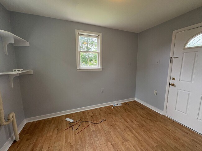 Building Photo - Large 5 Bedroom 2 Bathroom Single Family H...