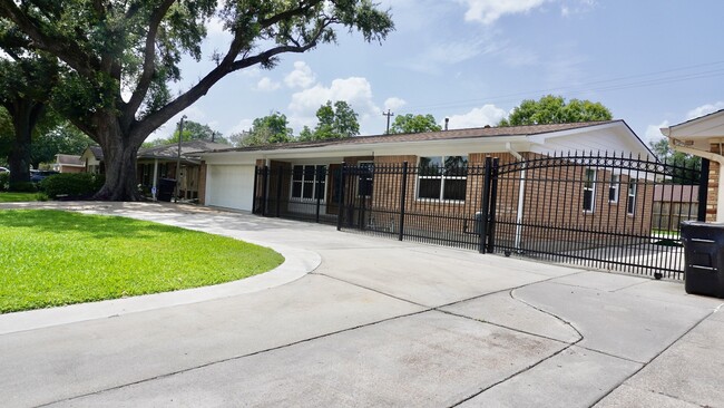 Building Photo - 902 Hidden Valley Dr