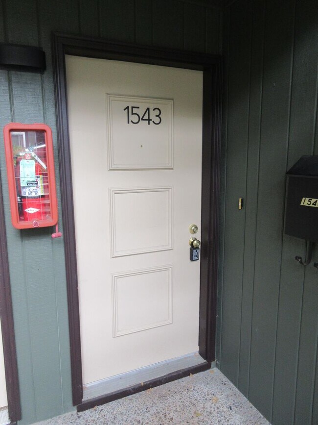 Building Photo - One Bedroom Apartment Close to Downtown