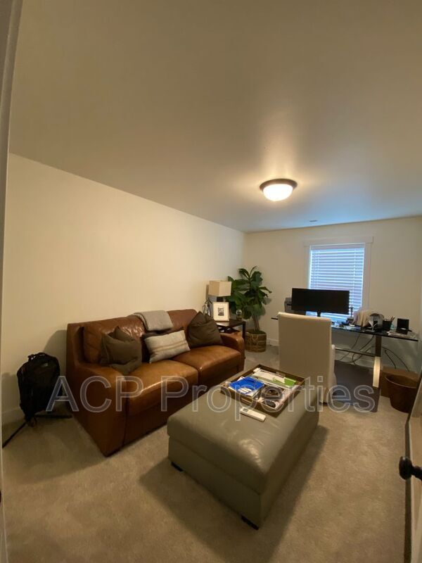 Building Photo - 1285 Salix Ln