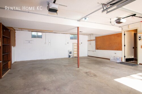 Building Photo - Beautifully updated split level with Finis...
