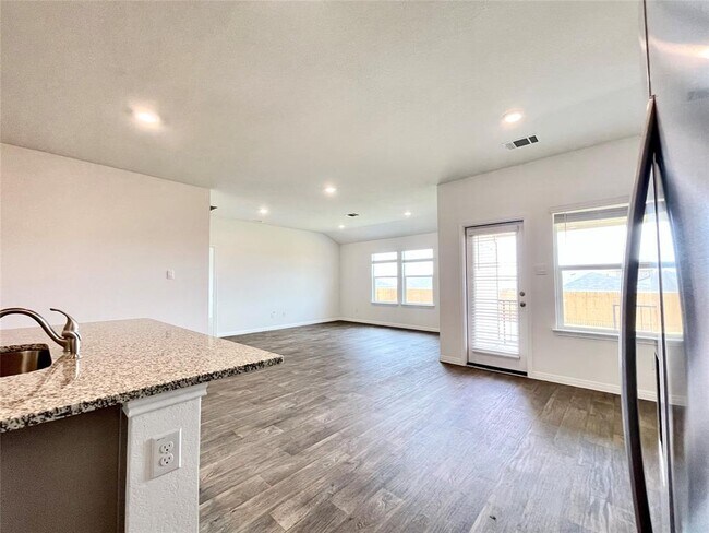 Building Photo - 590 Gladiola Lp