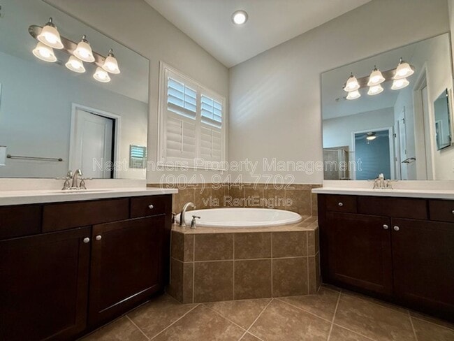 Building Photo - 628 Town Plaza Ave