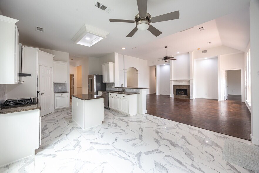 Building Photo - 11821 Cotswold Dr