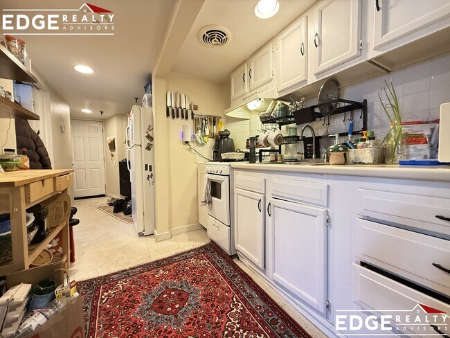 Building Photo - 160 Strathmore Rd