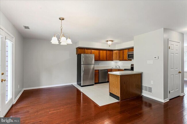 Building Photo - 705 Meadow Ct