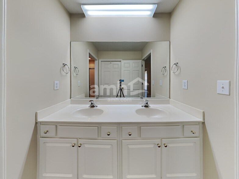 Building Photo - 136 Charlotte Ct