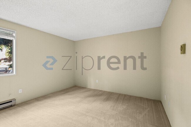 Building Photo - Unit E5