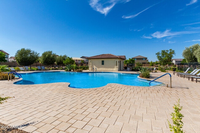 Building Photo - 15142 W Sherman St