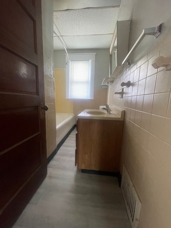 Building Photo - ***Relax, Entertain, and Feel at Home on W Jackson Street***