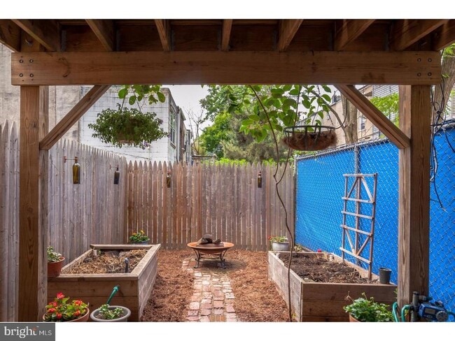 Building Photo - 132 W Thompson St