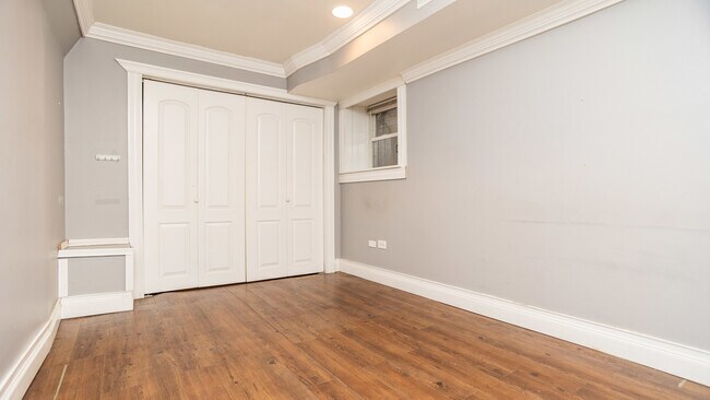 Building Photo - 5006 N Wolcott Ave