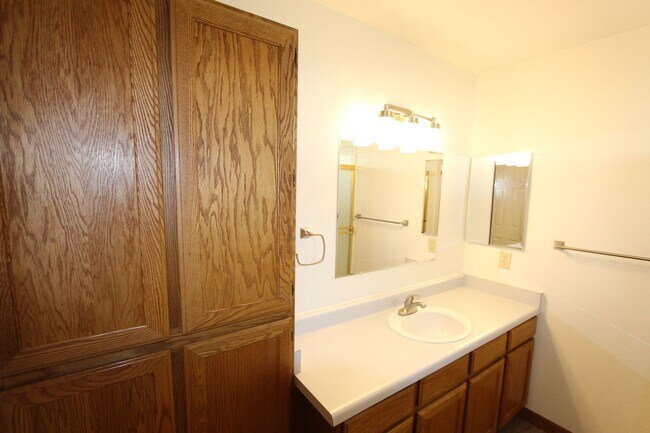 Building Photo - * LEASE PENDING Modern 3-Bedroom Home with Garage & Private Backyard | University Highlands short...