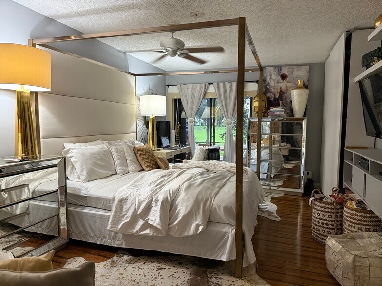 Master Bedroom - 1420 W Sandpiper Cir