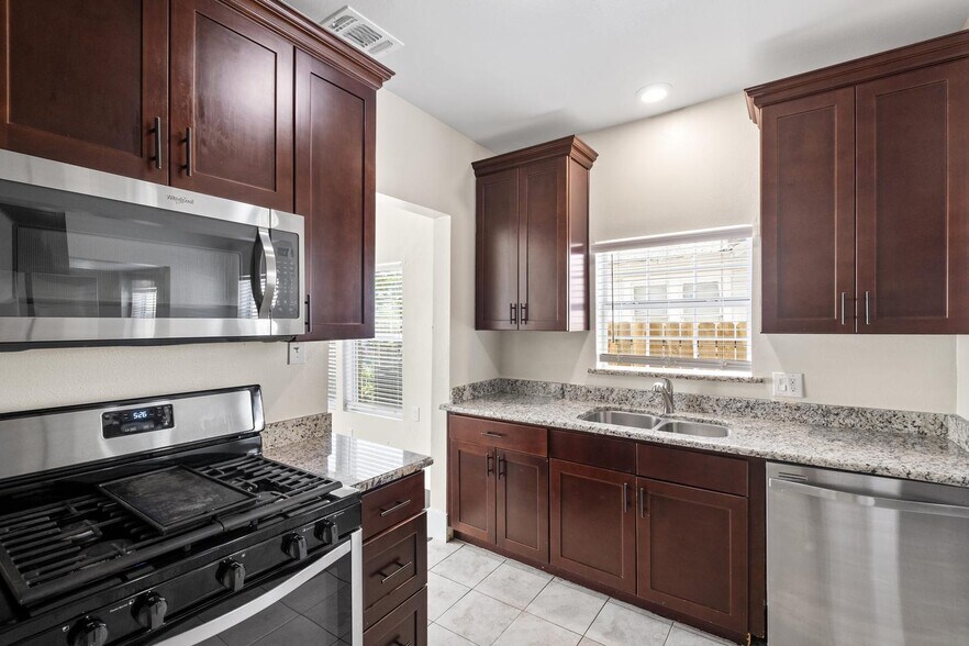 Building Photo - Charming Beacon Hill home with large private backyard