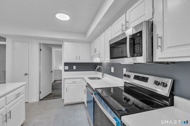Building Photo - 15 Cardinal Dr